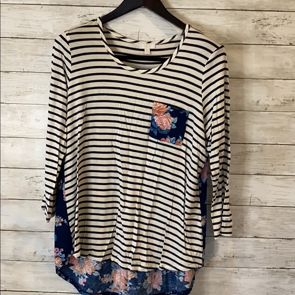 Tops - 🌹2/$20 -- Floral Back Striped Tee